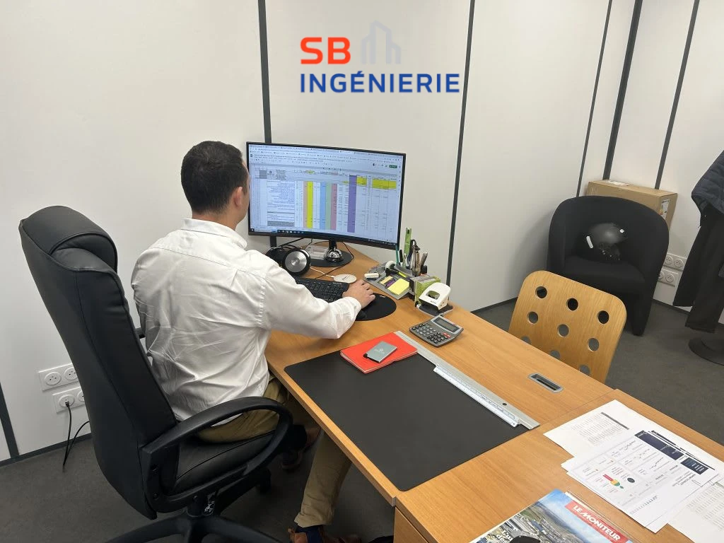 Équipe d'ingénieurs SB Ingénierie travaillant sur des plans techniques et maquettes BIM dans leur bureau d'études moderne à Casablanca